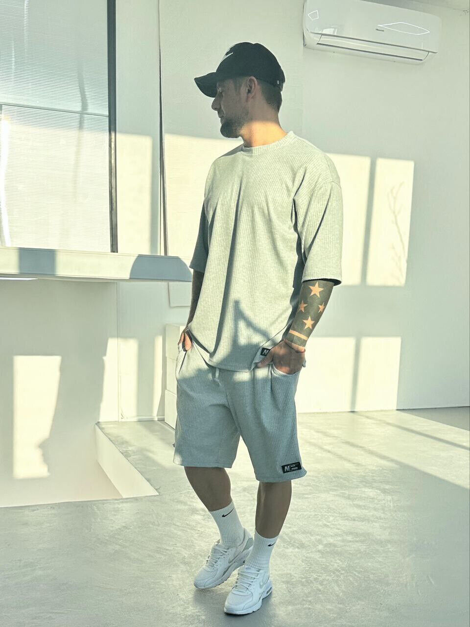 Чоловічий костюм вільного крою в стилі оверсайз